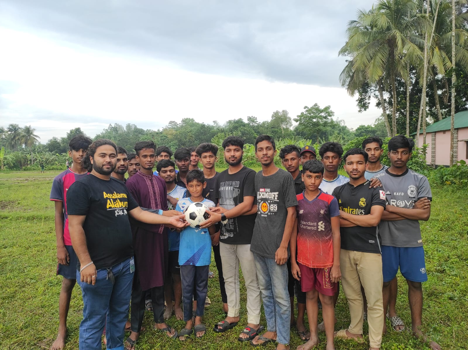 বগুড়া গাবতলীতে সাংবাদিক শিবলুর পক্ষ থেকে ফুটবল উপহার