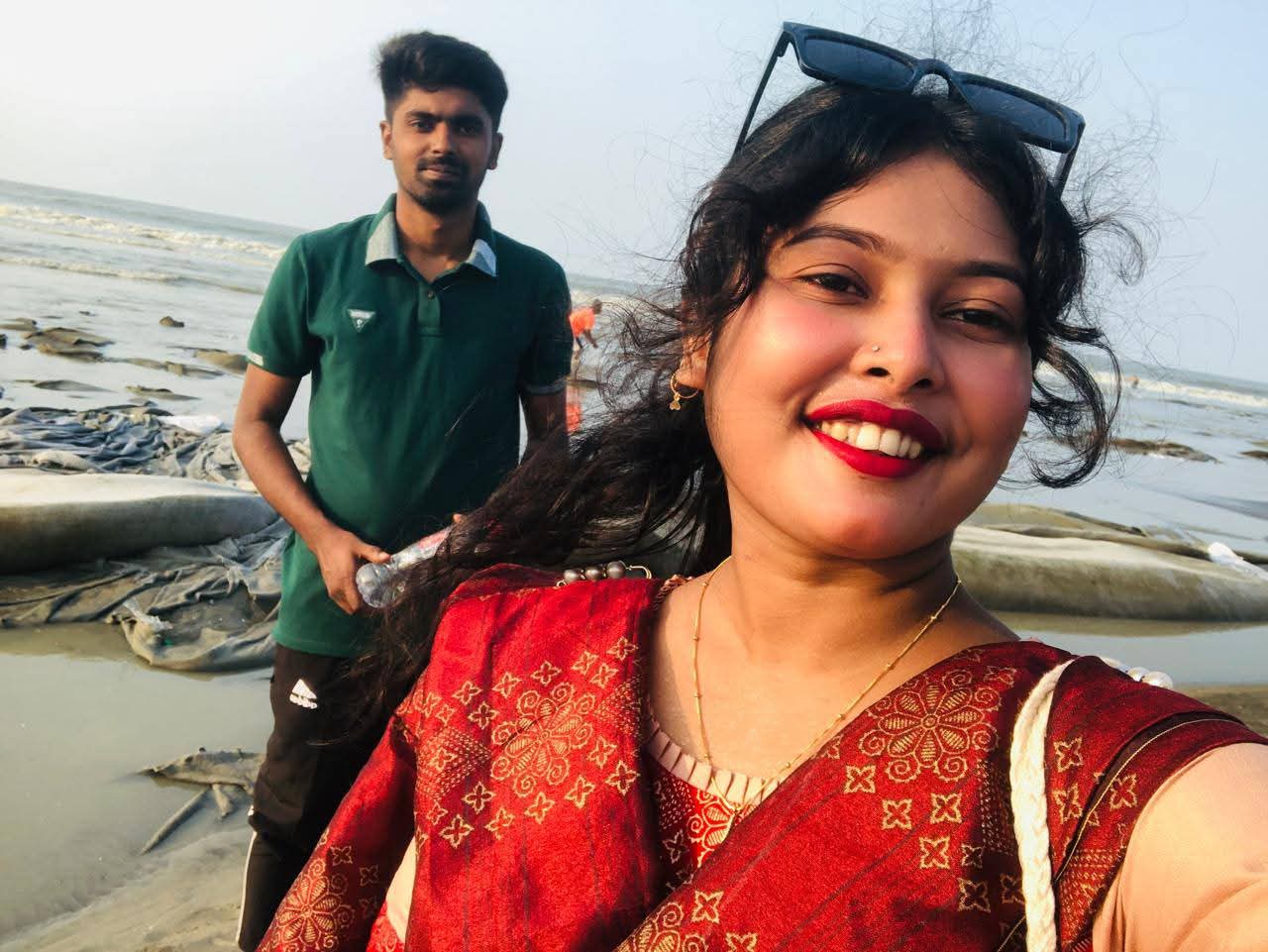 বিয়ের দাবিতে প্রেমিকের বাড়িতে অনশন
