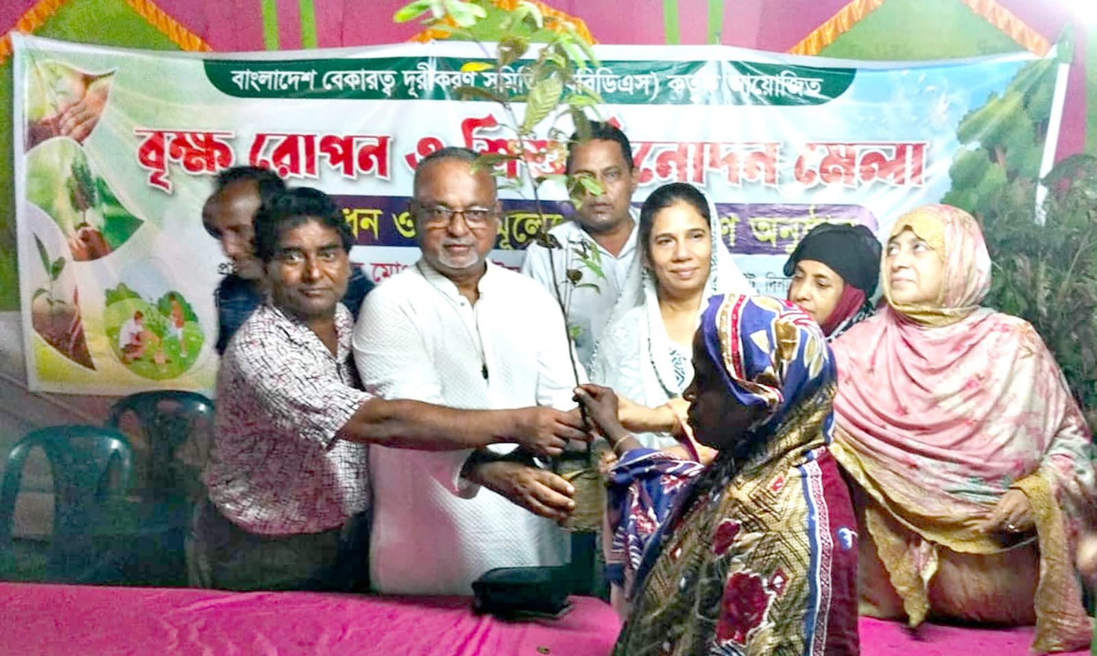 বিশিষ্ট শিল্পপতি লুসাকা গ্রুপের চেয়ারম্যান বিএনপি নেতা হাফিজুর রহমান চাঁদগঞ্জ বৃক্ষ মেলায় গাছ বিতরণ করলেন