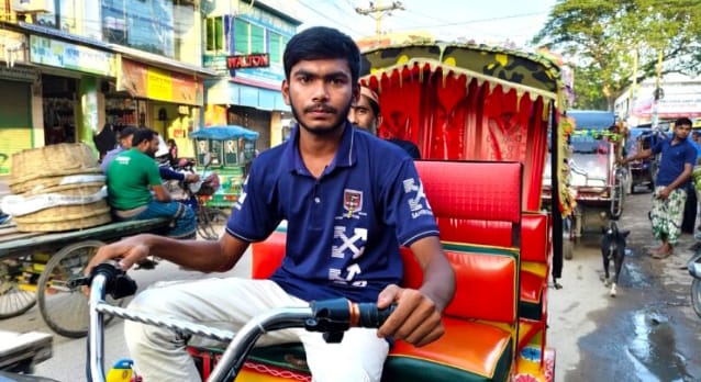 অটোরিকশা চালিয়ে গোল্ডেন এ প্লাস জিপিএ- ৫ পাওয়া রোমান উচ্চশিক্ষা নিয়ে হতাশ