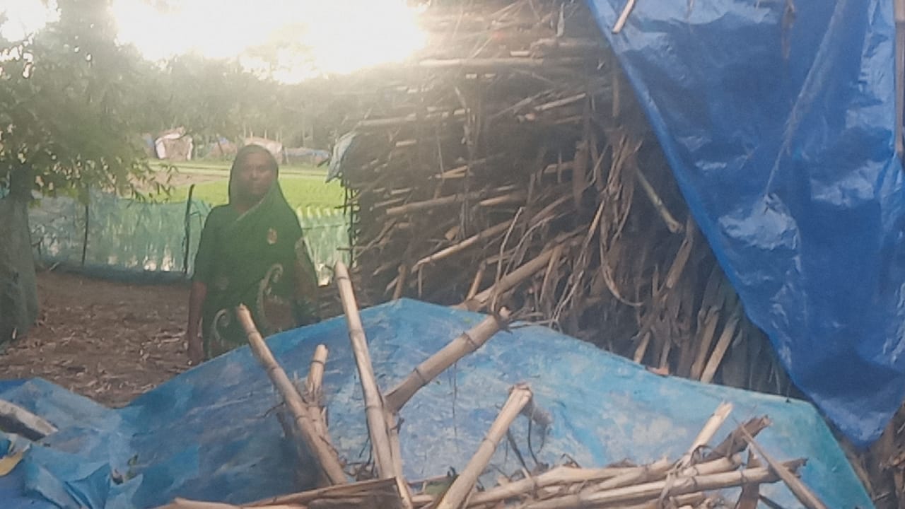 পীরগঞ্জে চলাচলের পথ বন্ধ করে দেওয়ায় ভোগান্তিতে অসহায় পরিবার