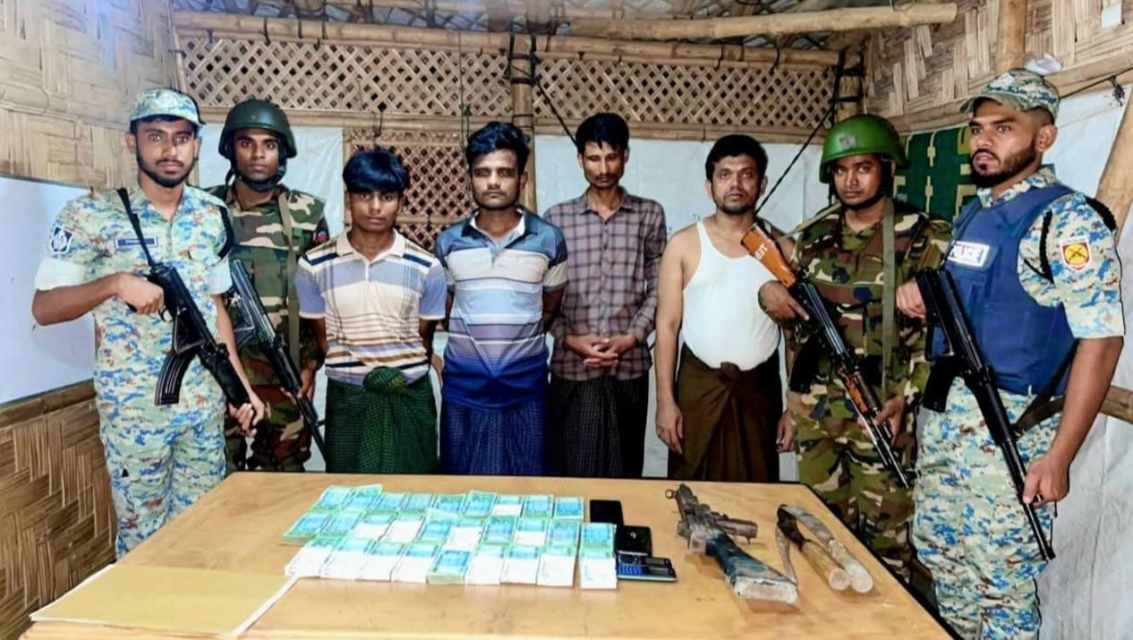 রোহিঙ্গা ক্যাম্পে বিদেশি এসএমজি ও নগদ ১৪ লাখ টাকাসহ আটক ৪