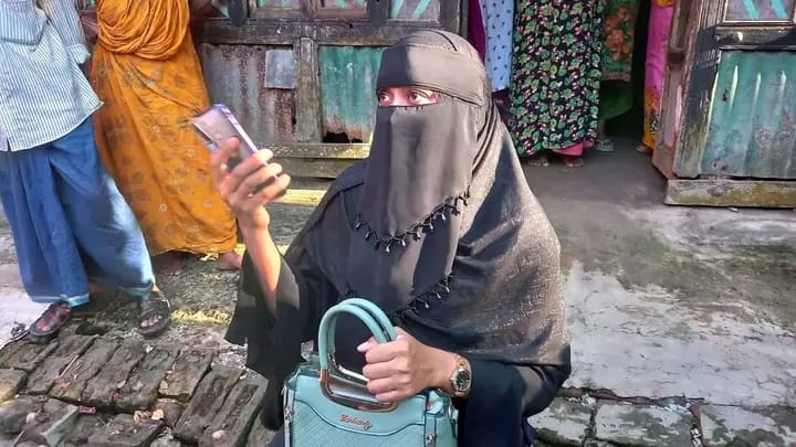 প্রেমিকের বাড়িতে প্রেমিকার অনশন