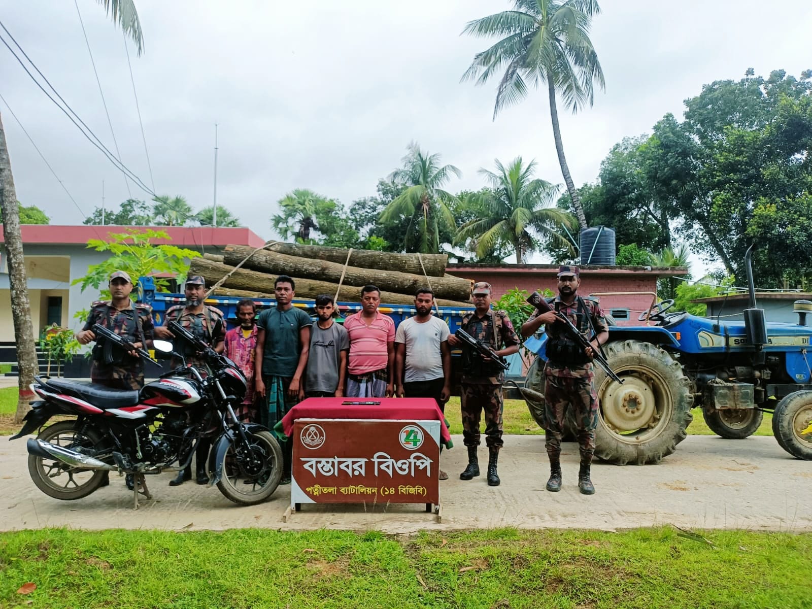 ধামইরহাটে বন বিভাগের কাঠ ভারতে পাচারকালে আটক-৫