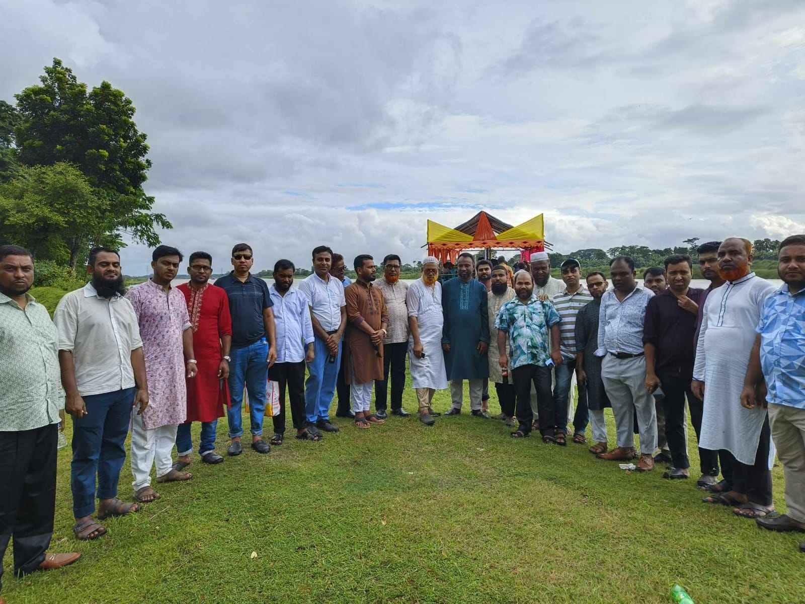 শ্রীপুরের জৈনা বাজার ঔষুধ ব্যবসায়ী কল্যাণ সমিতির নৌকা ভ্রমণ অনুষ্ঠিত