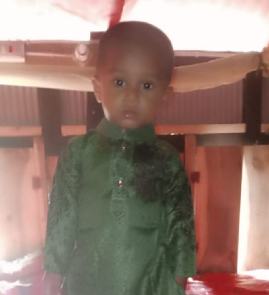 রামপালে দেড় বছরের শিশু ক্যান্সারের আক্রান্ত,   চিকিৎসার অর্থ যোগাতে নাকাল ভ্যানচালক পিতা 