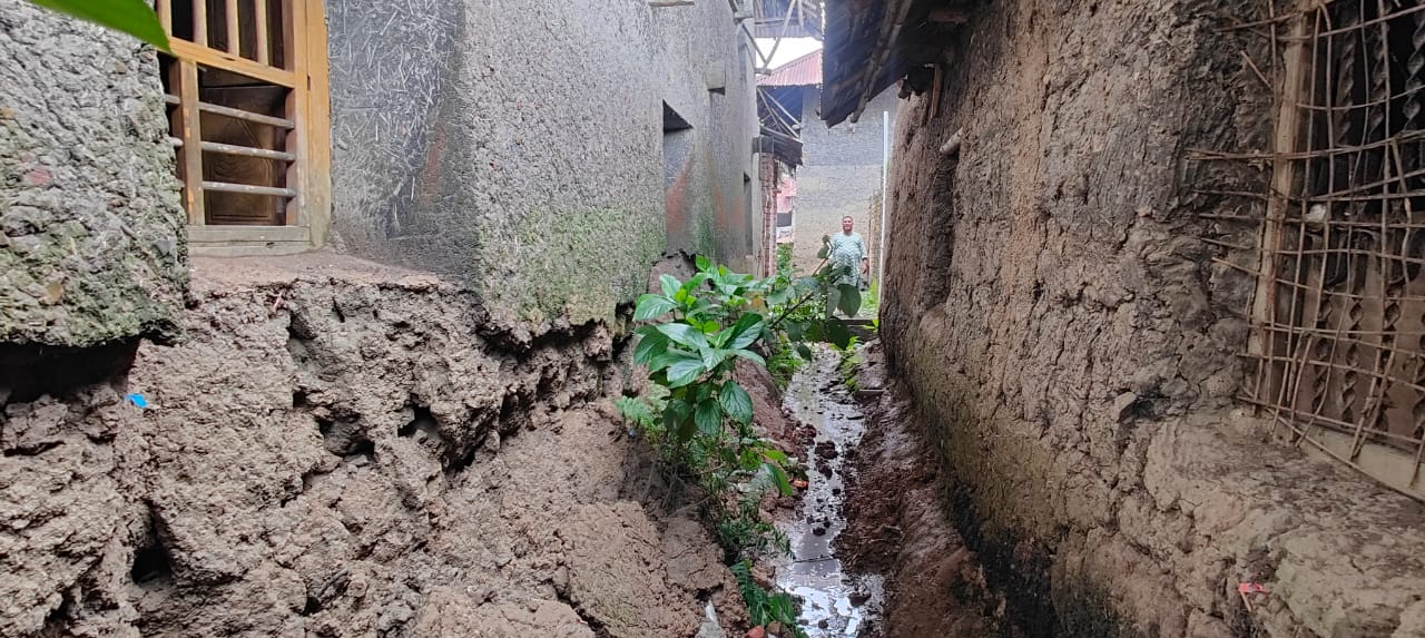 কাহালুর পিলকুঞ্জ থলপাড়ায় খোলা ড্রেন ও পায়খানায় জনদুর্ভোগ