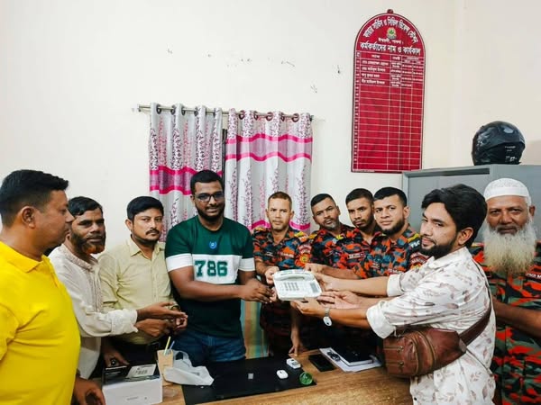 ঈশ্বরদী ফায়ার সার্ভিসকে ল্যান্ডফোন উপহার দিল “দৈনিক অন্য দেশ”