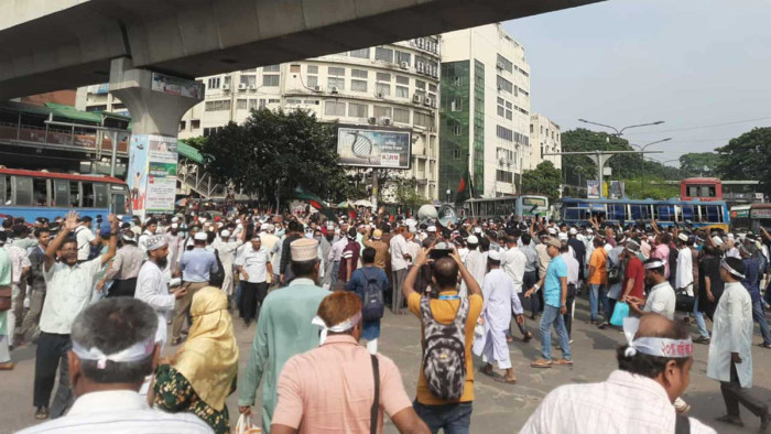 ব্যারিকেড ভেঙে শাহবাগে শিক্ষকরা