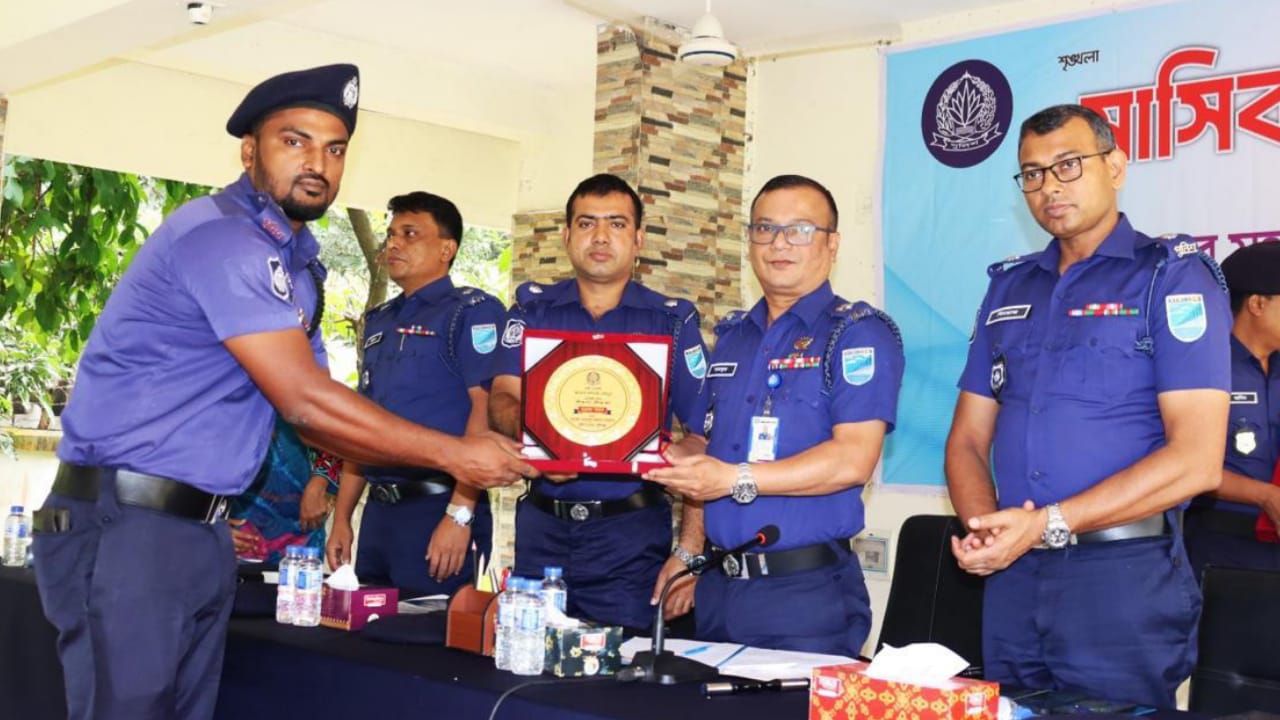 মুন্সিগঞ্জ সদর থানার শ্রেষ্ঠ সাব ইন্সপেক্টর নিরস্ত্র হিসেবে পুরস্কৃত হলেন সাদ্দাম মোল্লা