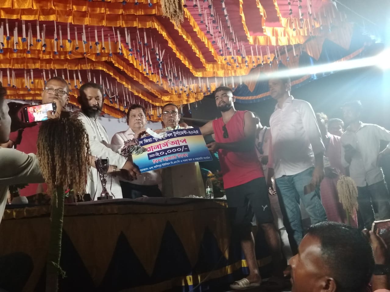 ৬নং কাশিপুর ইউনিয়ন বিএনপি’র ফুটবল টুর্নামেন্ট: ডাঃ আব্দুস সালামের হাত থেকে পুরস্কার নিলেন বিজয়ী দল।