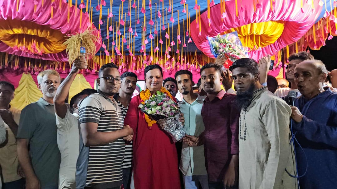 কাহালু পৌর স্বেচ্ছাসেবক দলের পক্ষ থেকে সাবেক এমপি আলহাজ্ব মোশাররফ হোসেন কে ফুলের শুভেচ্ছা