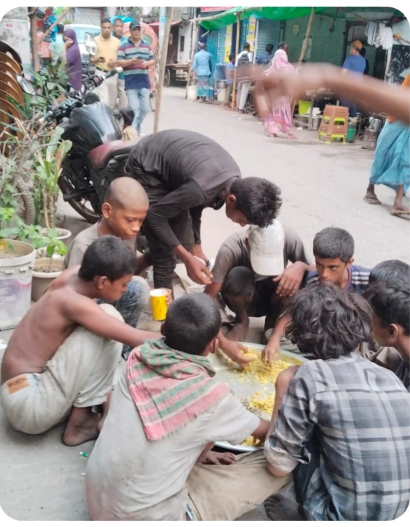 ক্ষুধার্ত পথশিশুদের একবেলার আহার সমাজের বিবেকে প্রশ্নচিহ্ন