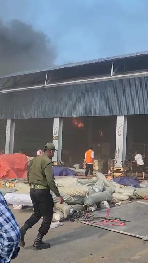 এয়ারপোর্ট কার্গো ভিলেজে ভয়াবহ অগ্নিকাণ্ডে স্তব্ধ বিমানবন্দর কার্যক্রম