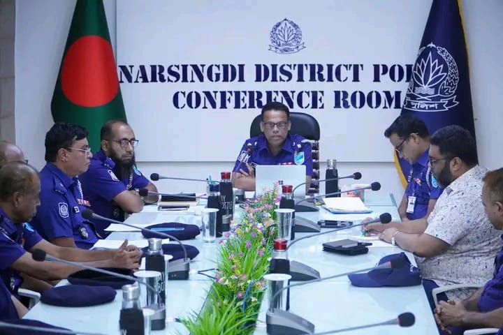 নরসিংদী সদর কোর্ট পরিদর্শন শেষে কোর্টে কর্মরত পুলিশ সদস্যদের সাথে মতবিনিময় করেন পুলিশ সুপার মহোদয়