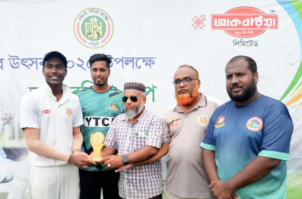 <span>নিজস্ব প্রতিবেদকঃ- / </span>বগুড়ায় আকবরিয়া গ্রুপ ইমাজিং কাপ ক্রিকেট টুর্নামেন্টে শহীদ ওয়াসিম একাদশের জয়