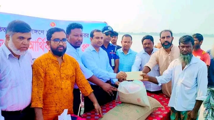 <span>মোঃআশিকুর সরকার (রাব্বি) -রাজারহাট কুড়িগ্রাম প্রতিনিধিঃ / </span>রাজারহাটে প্রশাসনের সহায়তায় স্বস্তির পরশ বইলো ৭৬ পরিবারের মাঝে