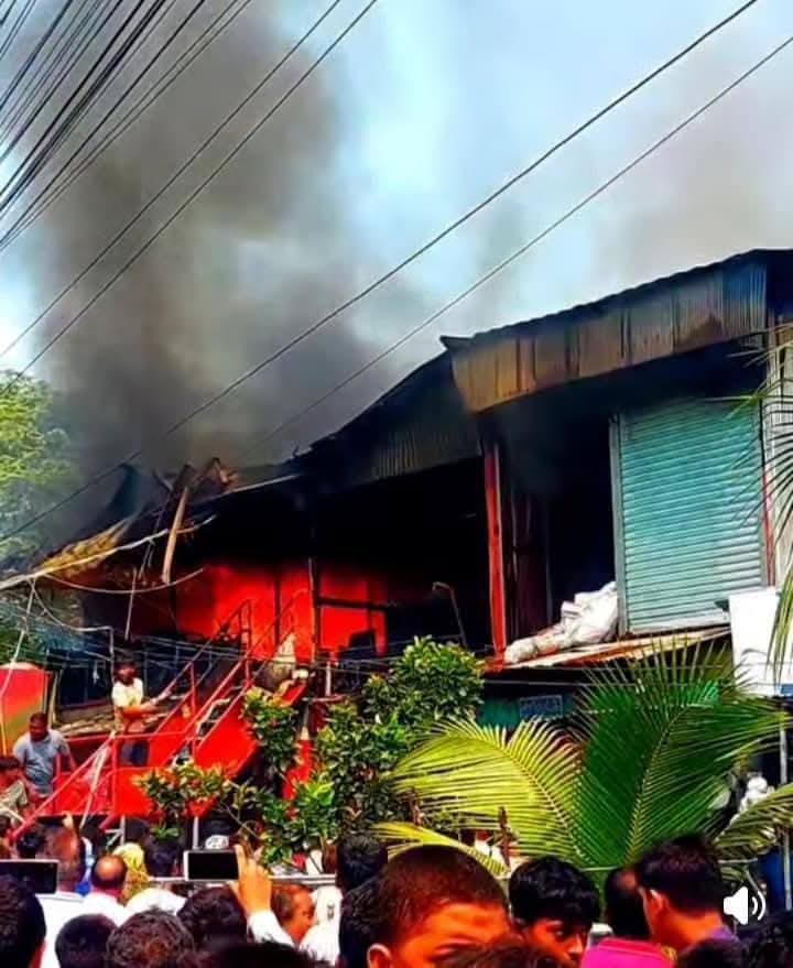 কাশিনাথপুরে মার্কেটে আগুনে পুড়ে প্রায় ৩০ লাখ টাকার ক্ষতি
