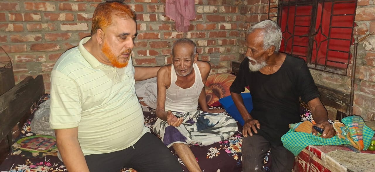লাহিড়ীপাড়ায় মানবিক দৃষ্টান্ত: অসুস্থ খেলোয়াড়ের পাশে বিএনপি নেতৃবৃন্দ