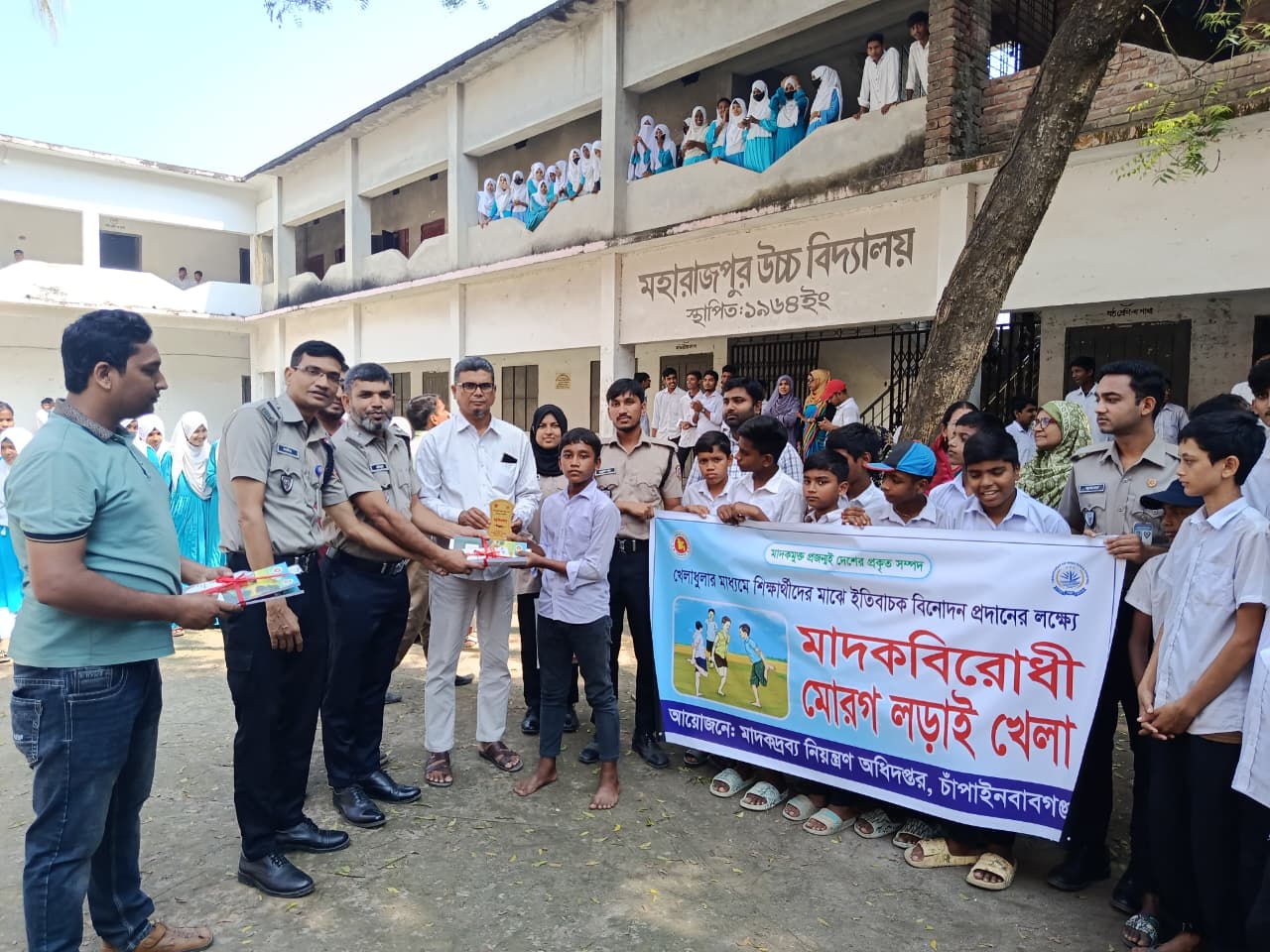 চাঁপাইনবাবগঞ্জে ঐতিহ্যবাহী মাদকবিরোধী মোরগ লড়াই খেলা