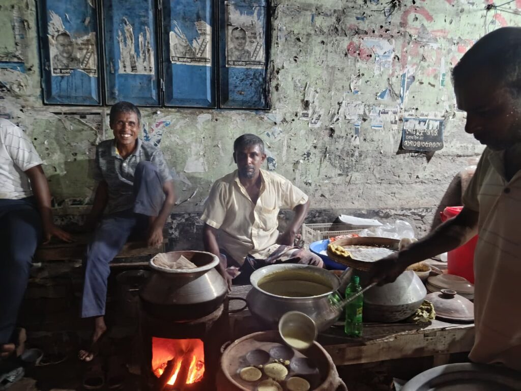 <span>কামাল উদ্দিন টগর, নওগাঁ প্রতিনিধিঃ- / </span>পিঠা বিক্রি করেই পেট চলে