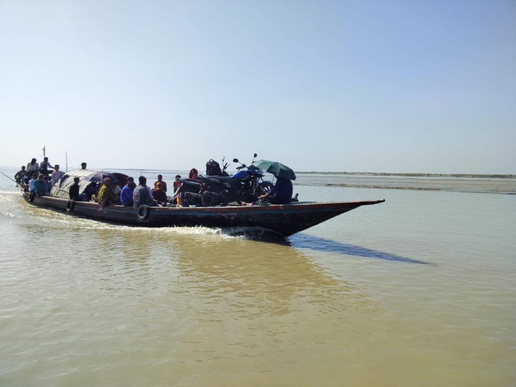 <span>নৌপথেই ভরসা / </span>সরকারি ট্যাক্স দিচ্ছে যাত্রীরা, তবুও নেই কোনো সুযোগ-সুবিধা