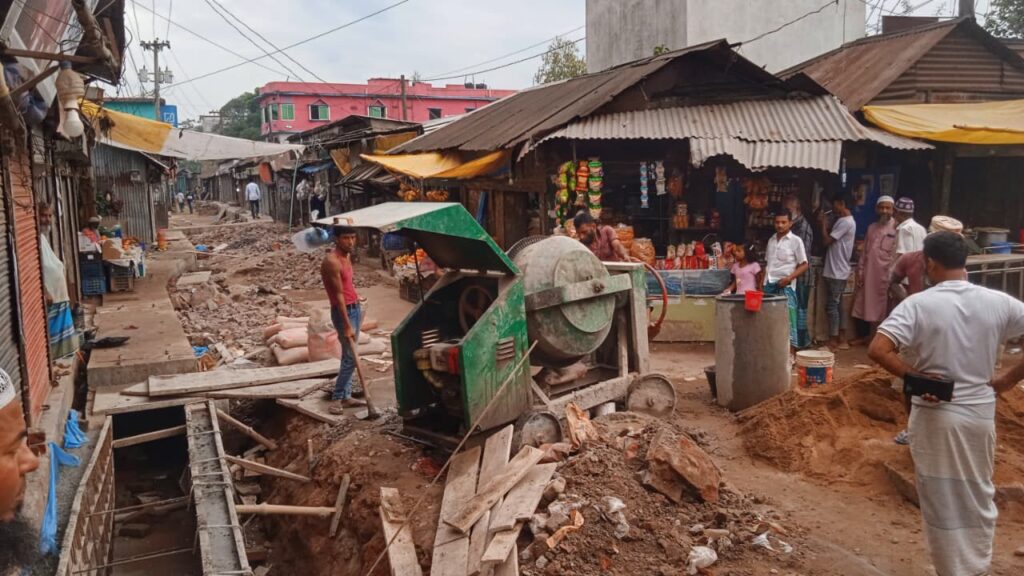 <span>মুন্সিগঞ্জে দীর্ঘ ২০ বছর পরে / </span>মিরকাদিম বাজারে তিনরাস্তা সড়কে চলছে উন্নয়নের কাজ