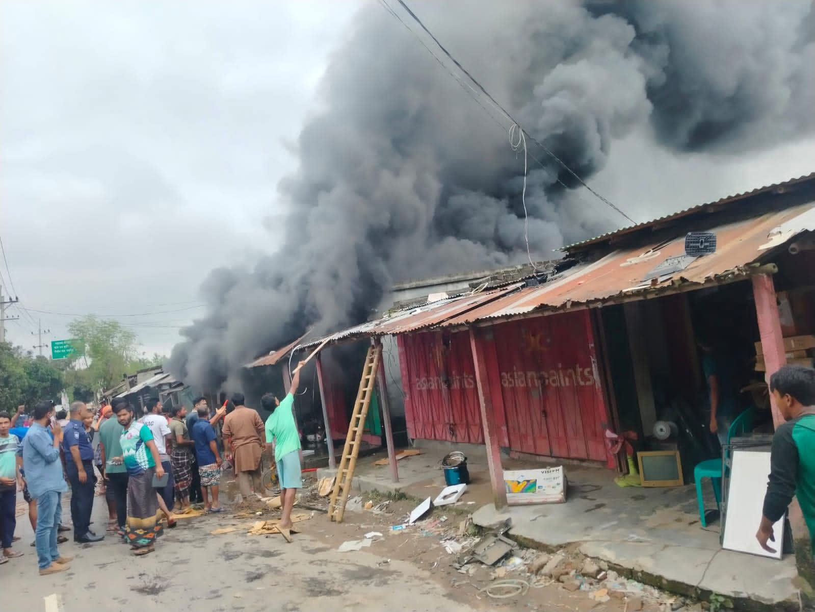 গোমস্তাপুরে বৈদ্যুতিক শর্ট সার্কিটে অগ্নিকাণ্ড, ব্যাপক ক্ষয়ক্ষতি