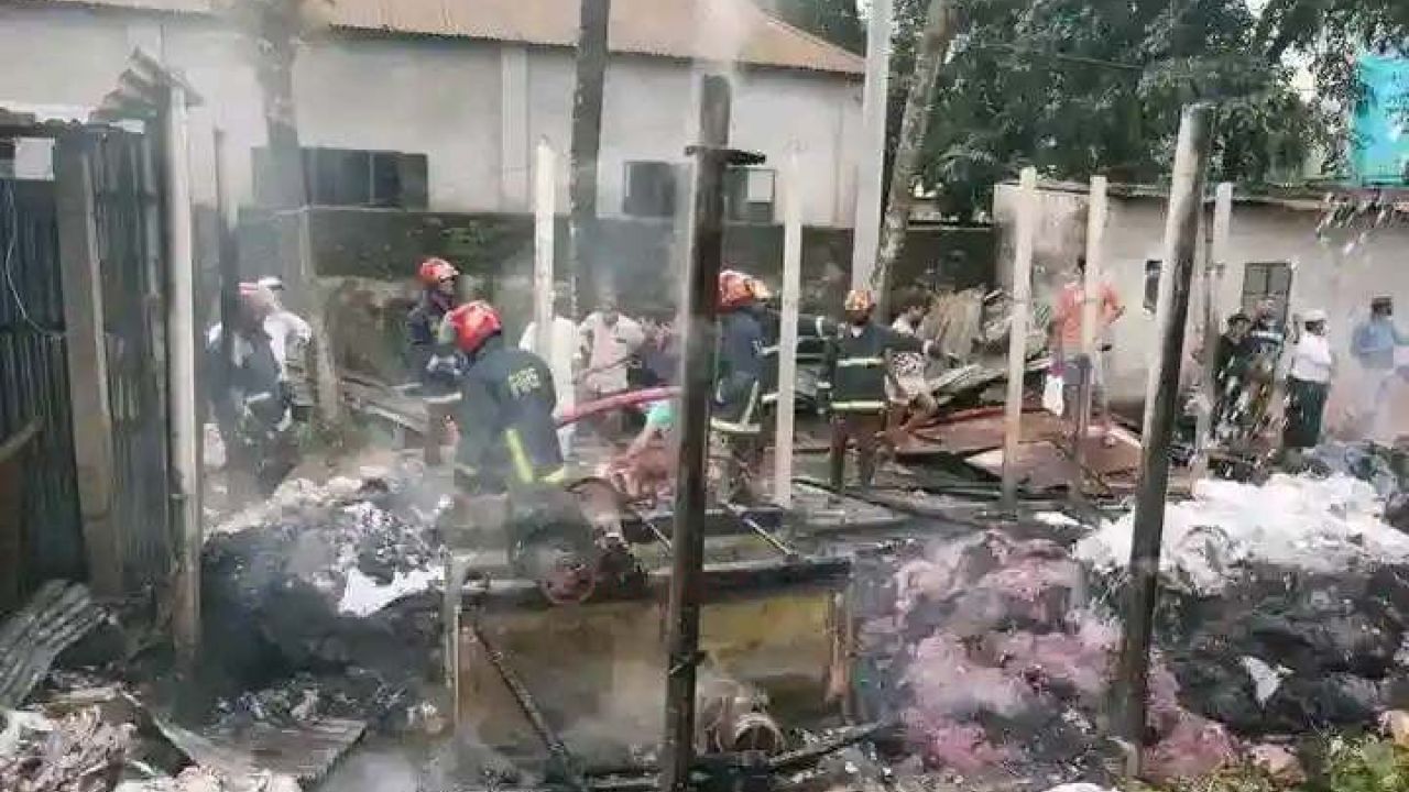 শ্রীপুরে ভয়াবহ অগ্নিকাণ্ড, দুই গোডাউন পুড়ে ছাই।