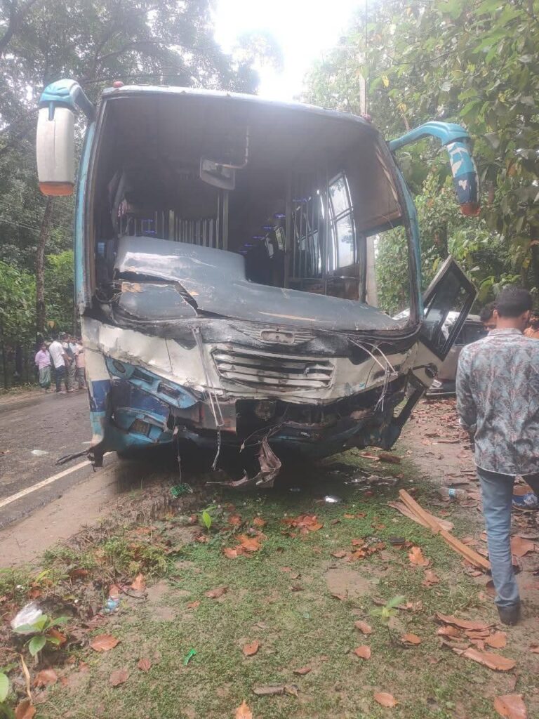 <span>আহত ৪ / </span>চকরিয়াতে বাস ও প্রাইভেট কারের মুখোমুখি সংঘর্ষে একই পরিবারের নিহত ৫