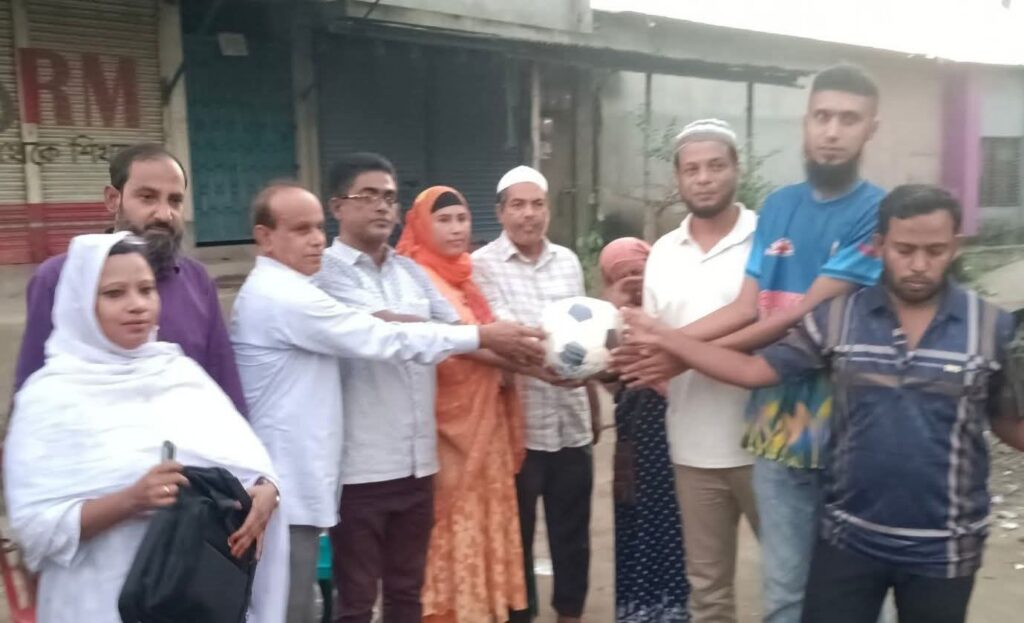 বগুড়ায় বিদ্যুৎ নগর যুব সংঘে ফুটবল বিতরণ করলেন বিএনপি নেতা এমদাদুল হক মিলন