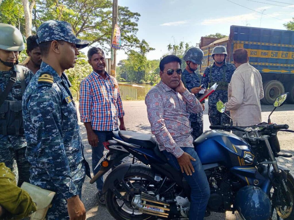 আমতলীতে যৌথ বাহিনীর চেক পোস্ট: চল্লিশ হাজার টাকা জরিমানা ও দুটি মোটরসাইকেল জব্দ