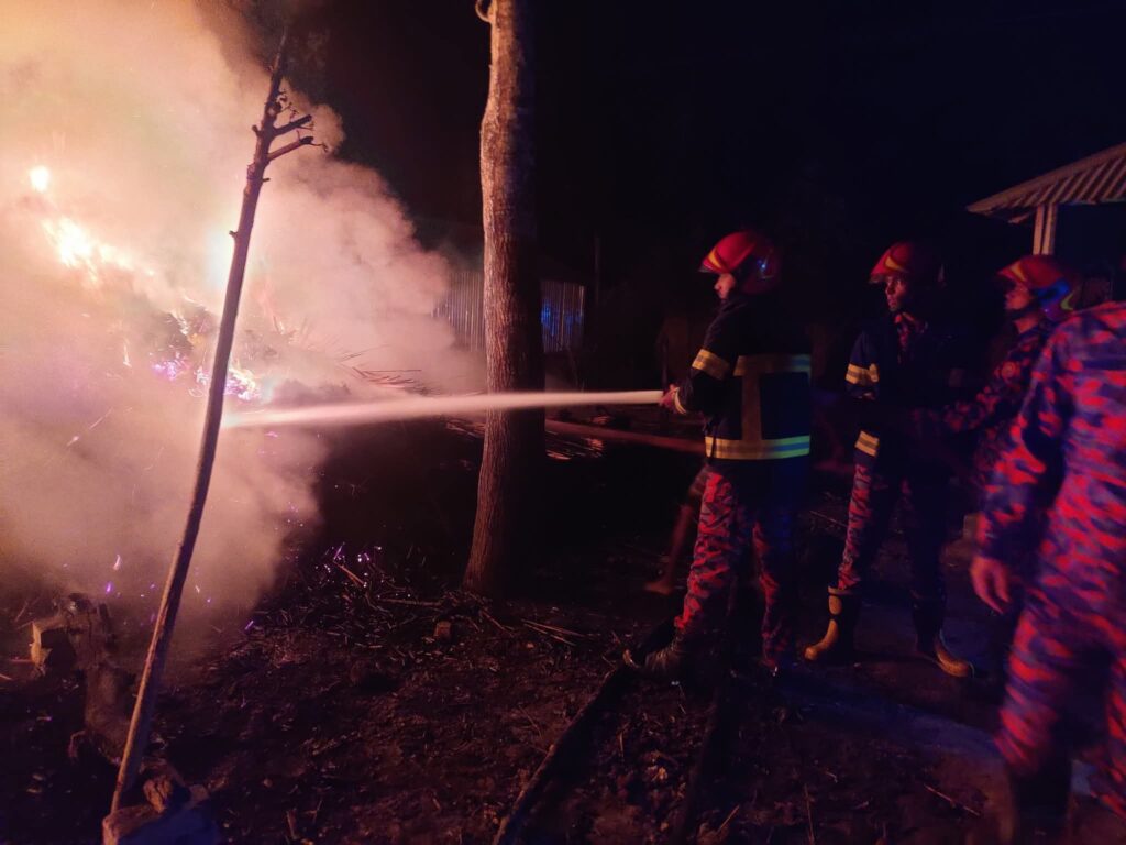 সুজানগরে ভয়াবহ অগ্নিকাণ্ড, পুড়ে ছাই দুইটি খড়ের গুদাম