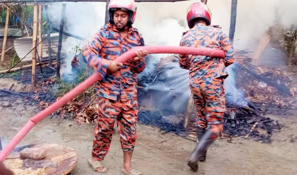 সাঁথিয়ায় গ্যাস লাইন লিকেজ থেকে অগ্নিকাণ্ড