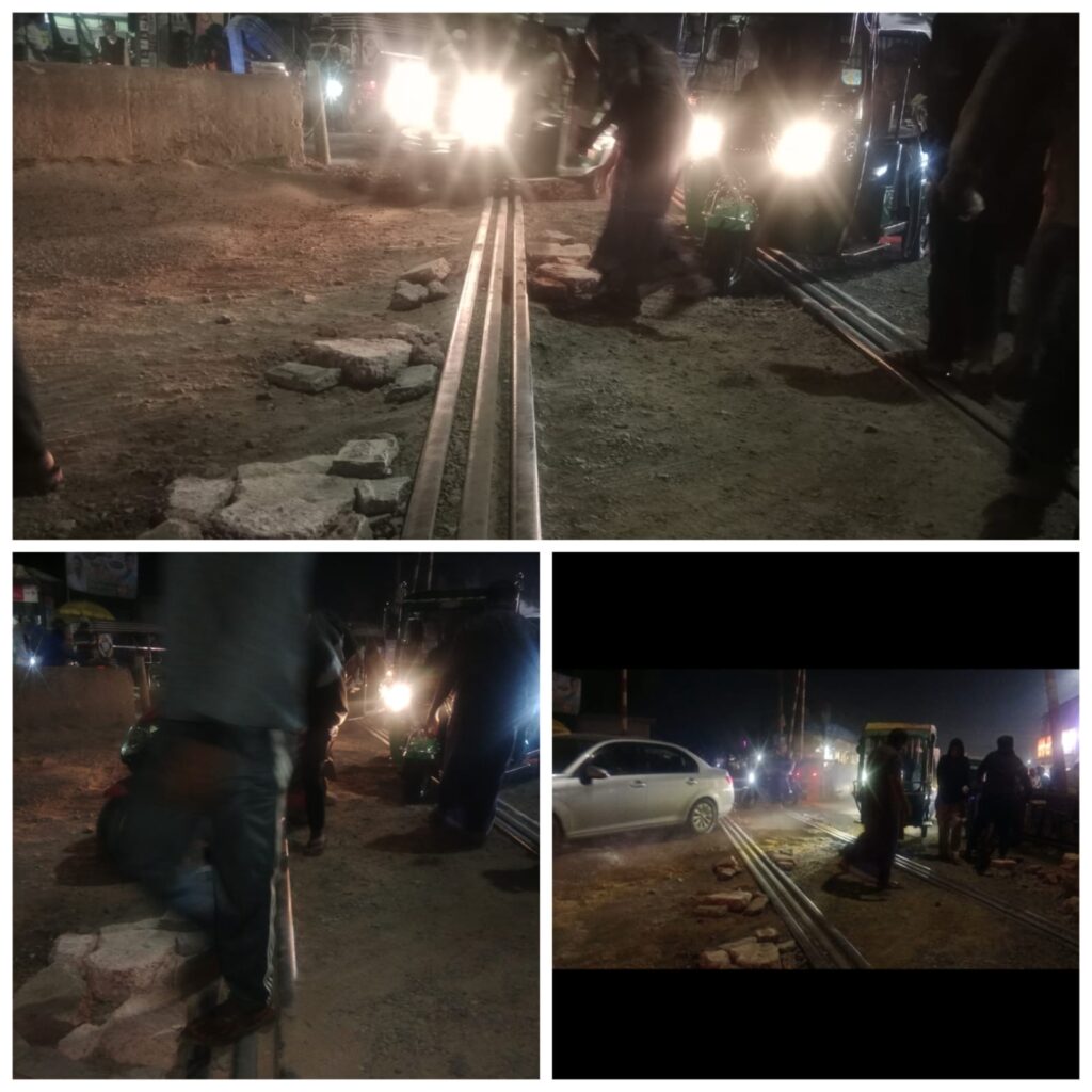 খুলনা ফুলবাড়ি গেইট সংলগ্নের রেল লাইনের দু পাশের রাস্তার বেহাল দশা