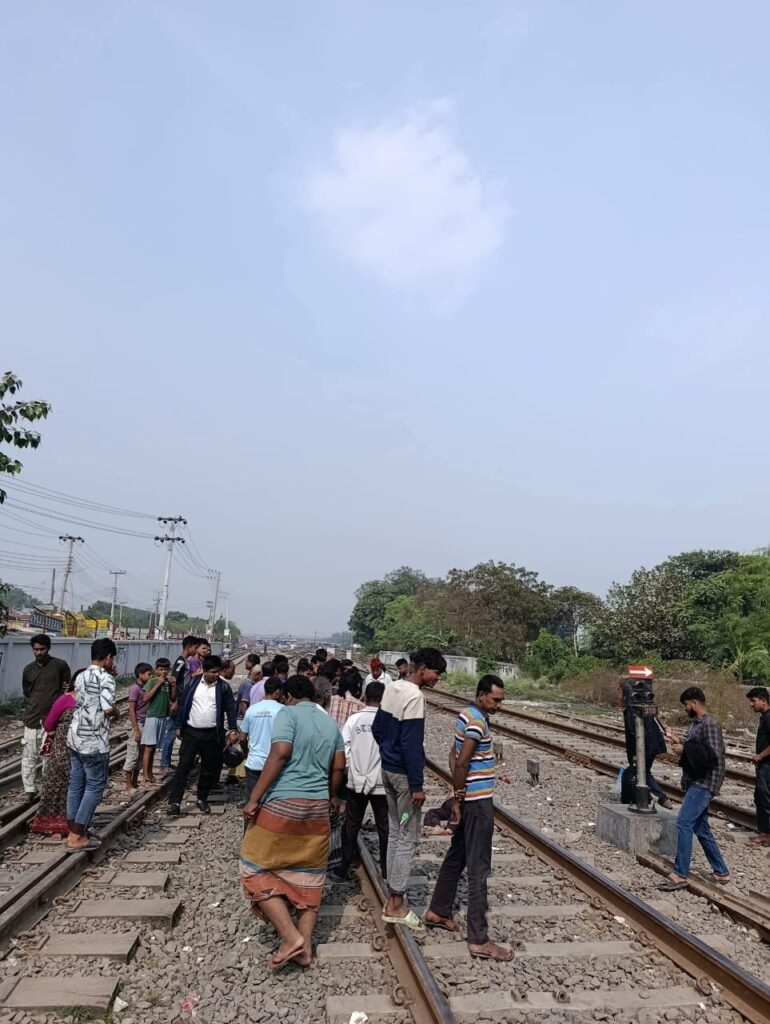 ঈশ্বরদীতে ট্রেনের নিচে মাথা দিয়ে এক যুবকের আত্মহত্যা