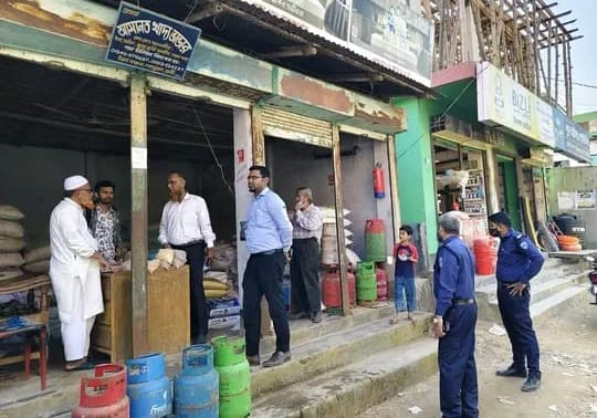 <span>পরশুরামে তিনটি বালুভর্তি পিকআপ জব্দ, নির্বাহী ম্যাজিস্ট্রেট এস এম সাফায়াত আখতার নূরের নেতৃত্বে অভিযান / </span>মুহুরি নদীতে অবৈধ বালু উত্তোলন: ভ্রাম্যমাণ আদালতে ৫০ হাজার টাকা জরিমানা