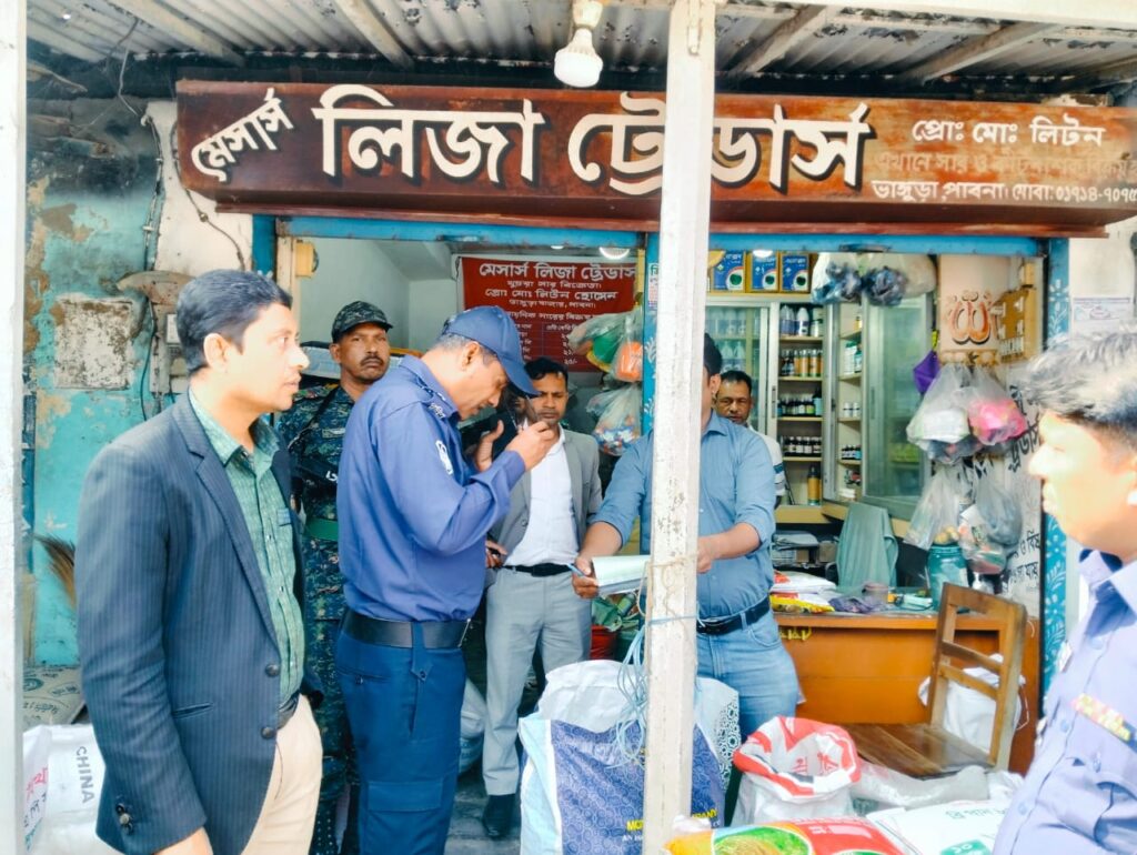 <span>মোঃ আব্দুল আজিজ ভাঙ্গুড়া পাবনা প্রতিনিধি / </span>ভাঙ্গুড়ায় ভোক্তা অধিকারের অভিযানে ৭০ হাজার টাকা জরিমানা