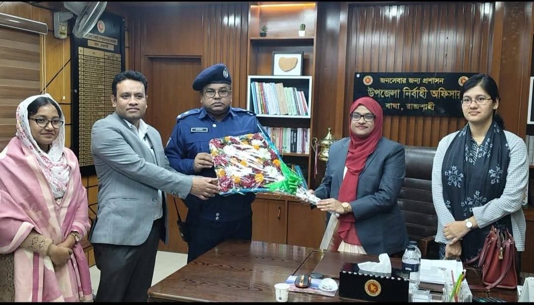 বাঘা থানার নতুন ওসি কে ফুলে ফুলে সিক্ত করলেন ইউএনও