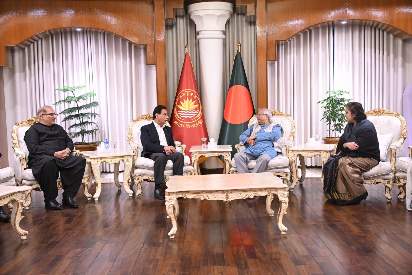 অধ্যাপক ইউনূস দক্ষিণ এশীয় মর্যাদাসম্পন্নদের পরিদর্শন করছেন