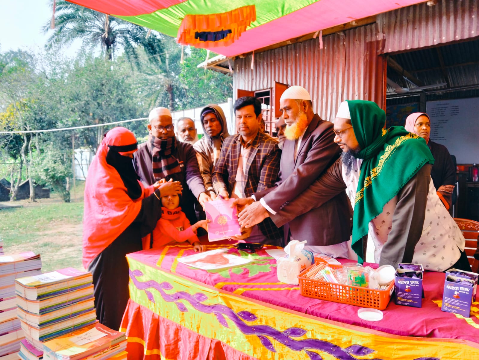 ভাঙ্গুড়া সারুটিয়া মাজার ইবতেদায়ী মাদ্রাসায় বই বিতরণ