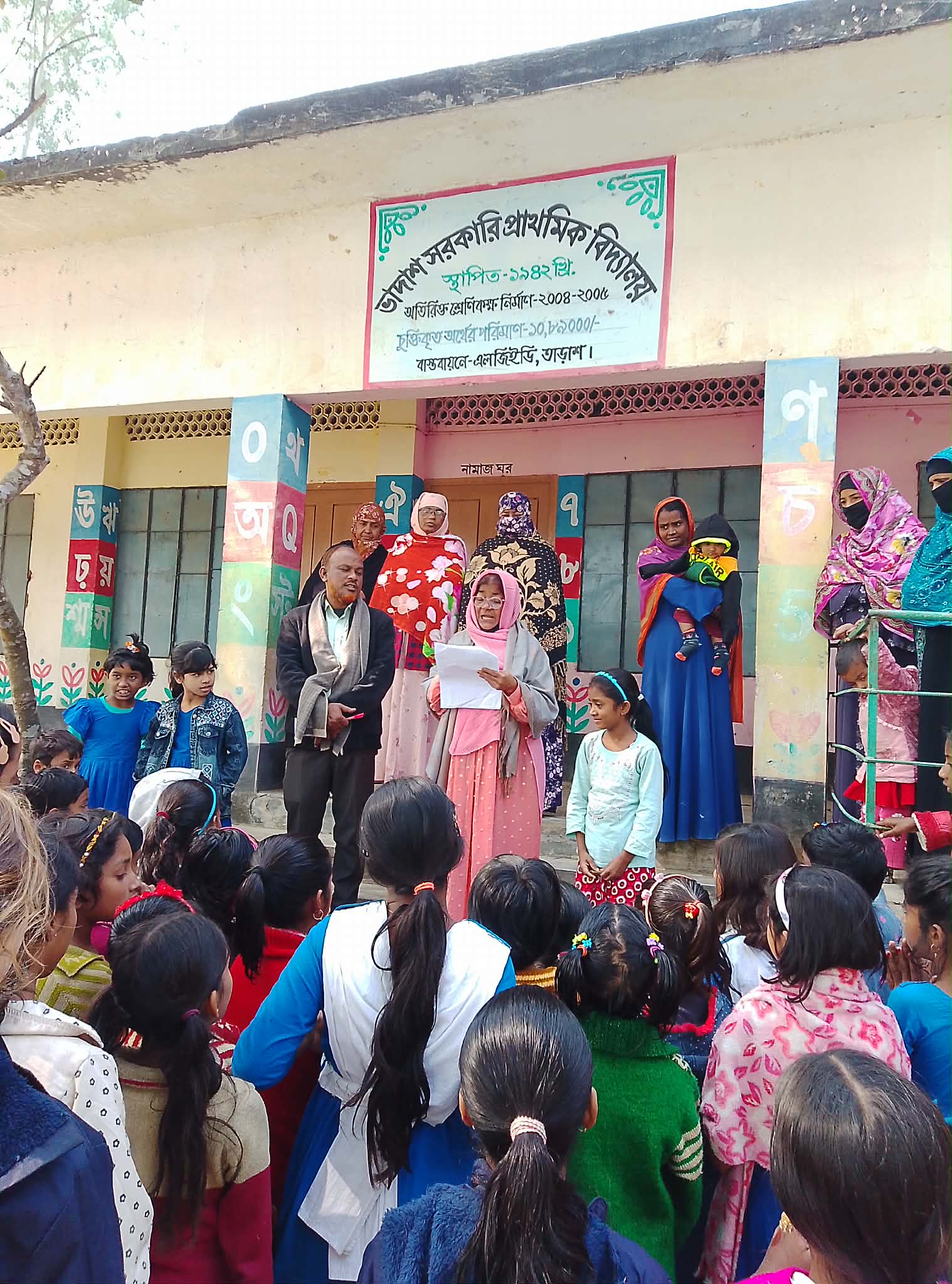 নতুন বছরের প্রথম দিনে সিরাজগঞ্জে শিক্ষার্থীদের ফলাফল ঘোষণার সঙ্গে হাতে নতুন বই