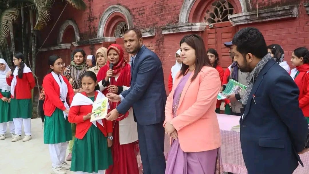 ময়মনসিংহে শিক্ষার্থীদের মাঝে বছরের ১ম দিনে বই বিতরণ