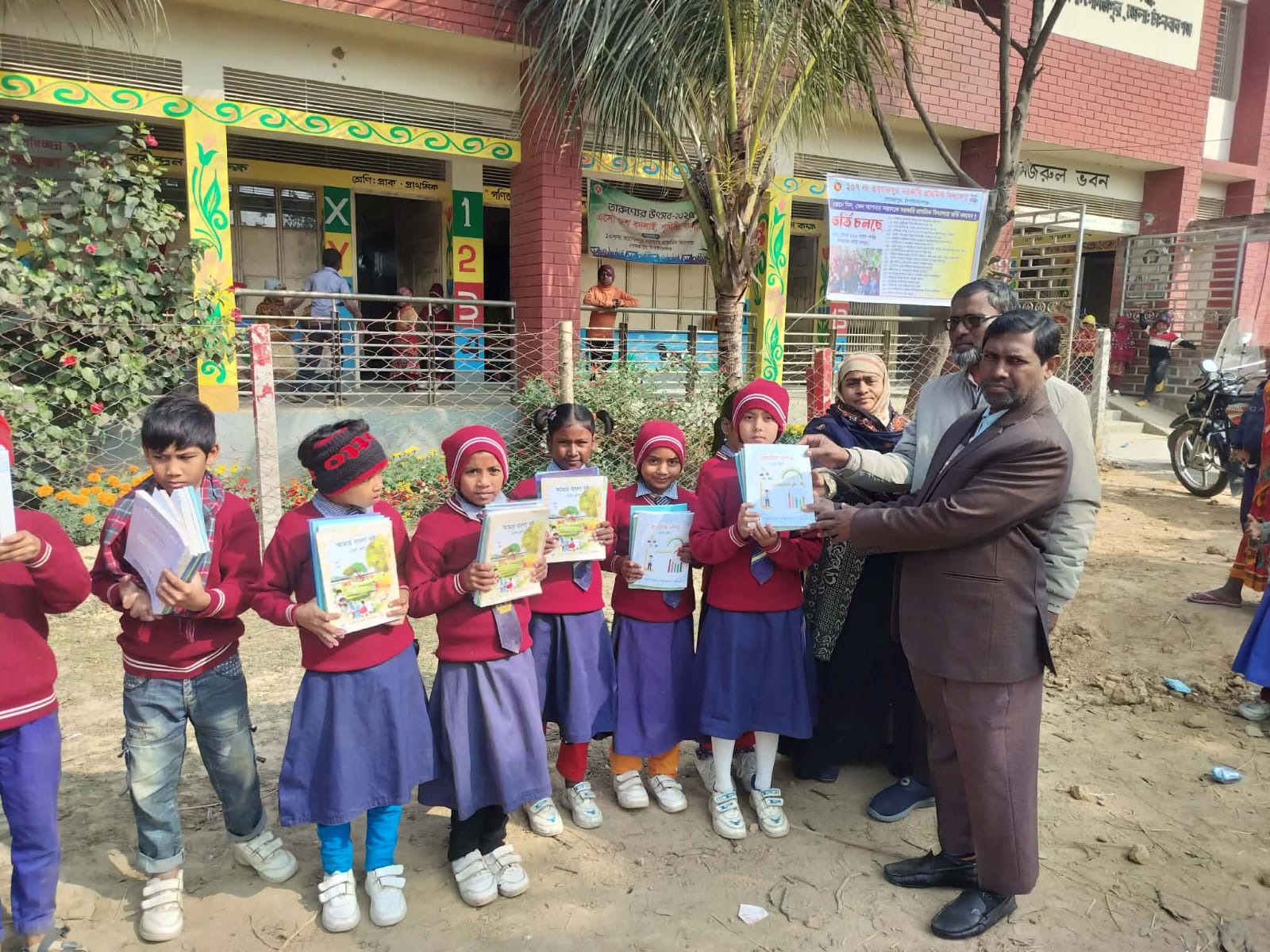 গোমস্তাপুরে বছরের প্রথম দিনে নতুন বই পেয়ে আনন্দিত শিক্ষার্থীরা