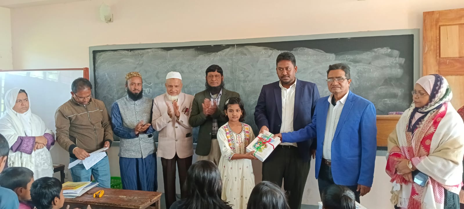 কাউখালীতে মডেল সরকারী প্রাথমিক বিদ্যালয়ে অনানুষ্ঠানিকভাবে বই বিতরণ