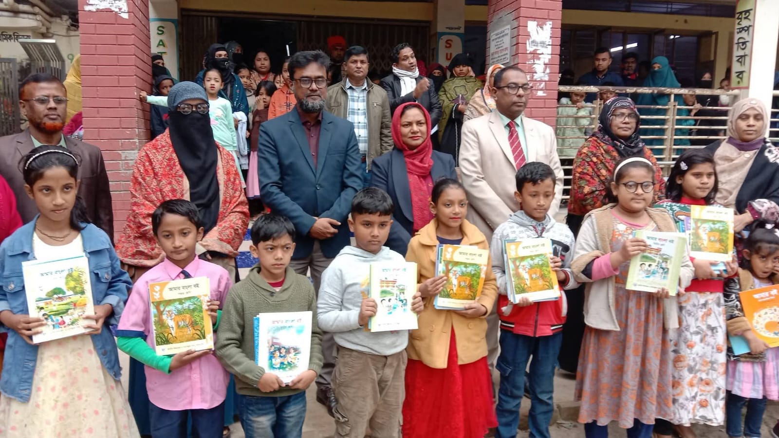 জাতীয় শোক দিবসে বই বিতরণ উৎসব: নিষেধাজ্ঞা মানা হয়নি সেনবাগে