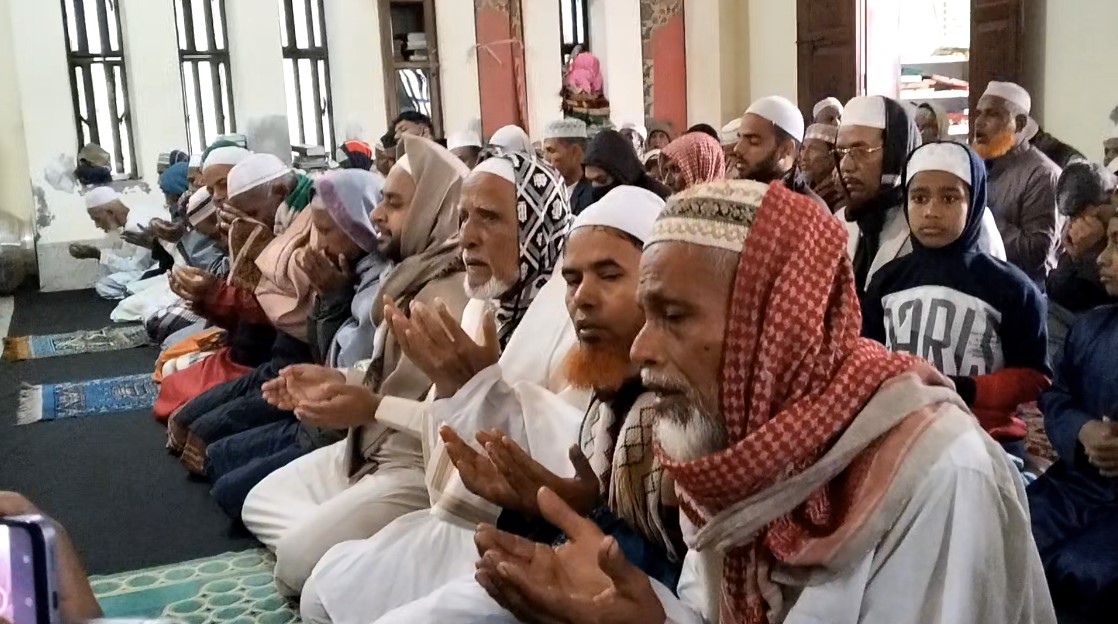 কালীগঞ্জে বেগম খালেদা জিয়ার রুহের মাগফিরাত কামনায় মসজিদে দোয়া মাহফিল