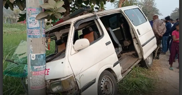 খুলনায় লাশবাহী অ্যাম্বুলেন্সের সঙ্গে ইঞ্জিনচালিত ভ্যানের মুখোমুখি সংঘর্ষ