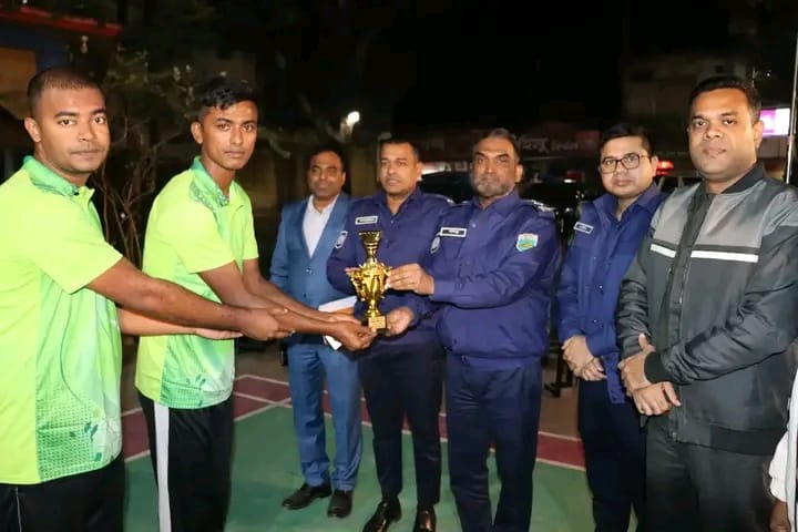 উল্লাপাড়া মডেল থানার উদ্যোগে আয়োজিত ব্যাডমিন্টন টুর্নামেন্টের ফাইনাল খেলা অনুষ্ঠিত