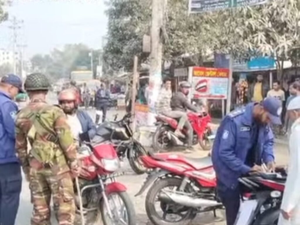 চাটমোহরের যৌথ বাহিনীর চেকপোষ্টে বিভিন্ন যানবাহনে মামলা